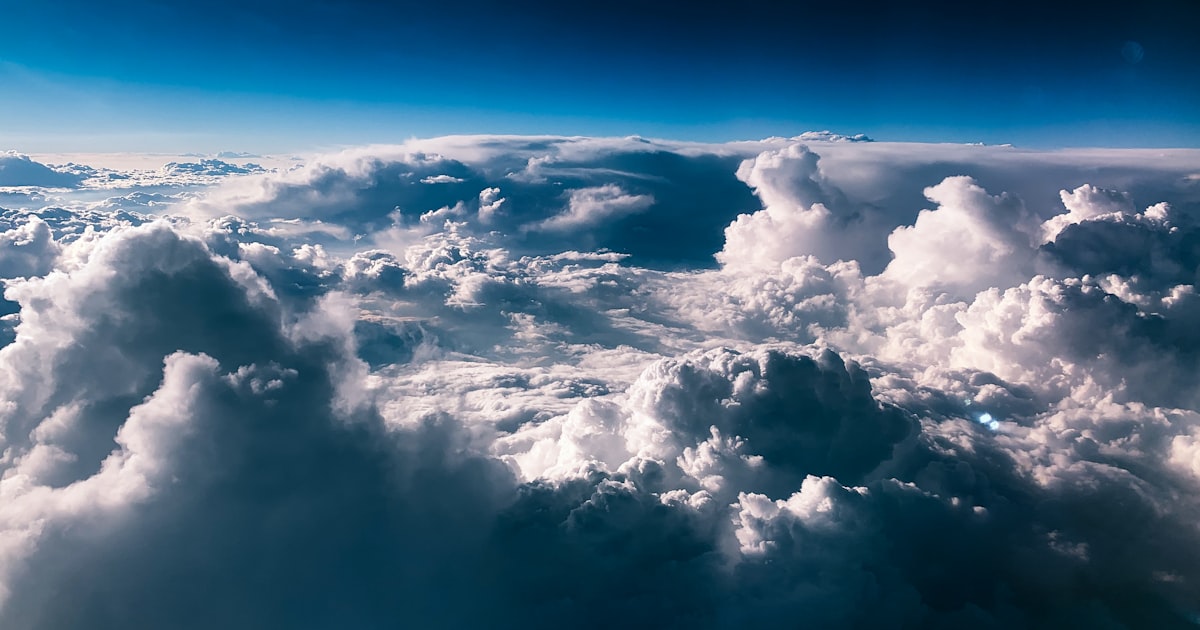 台灣雲端伺服器怎麼選？AWS/Azure/GCP/阿里雲/騰訊雲 5廠延遲合規成本對比（2026）